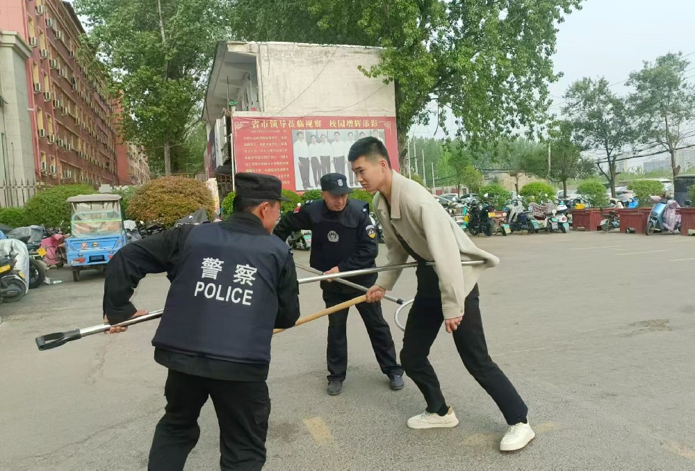 筑牢校園安全防線(xiàn)，開(kāi)展防恐防暴演練